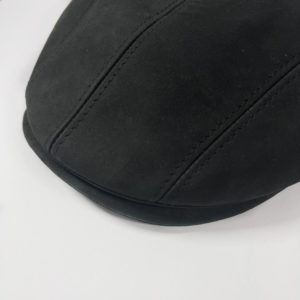 Gorra de piel negra